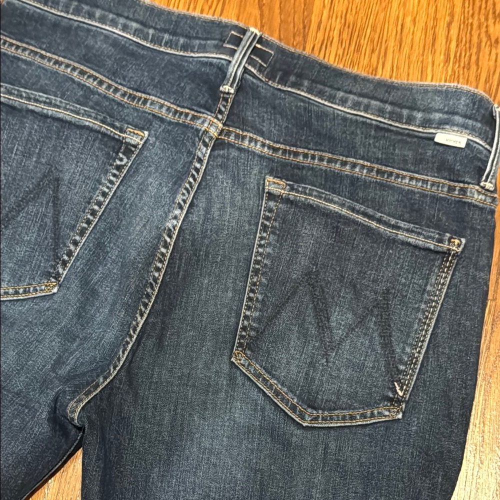 MOTHER Weekender flare jeans in Teaming Up wash - Picture 3 of 5